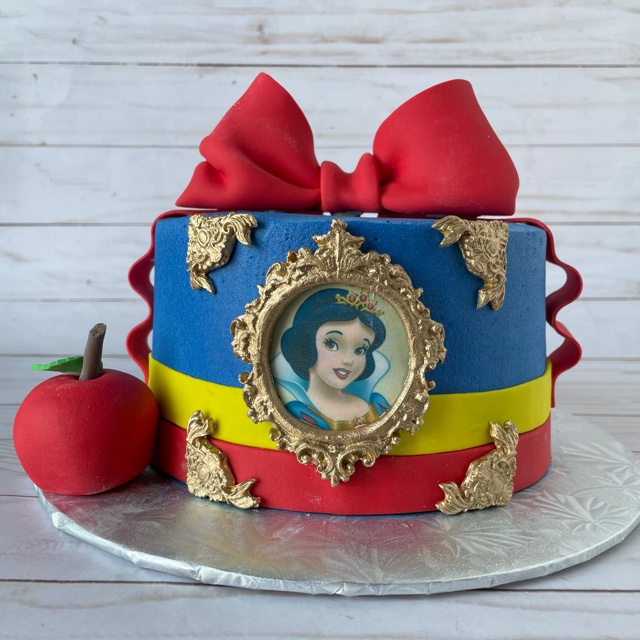 snow white cake, custom cake